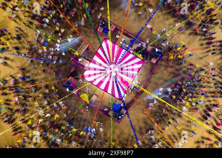 Die Menschen tanzen beim hindu Navratri Festival, dem traditionellen Garba-Tanz in indischer Kleidung. Spektakulärer Blick von oben nach unten auf die religiösen festi in indien Stockfoto