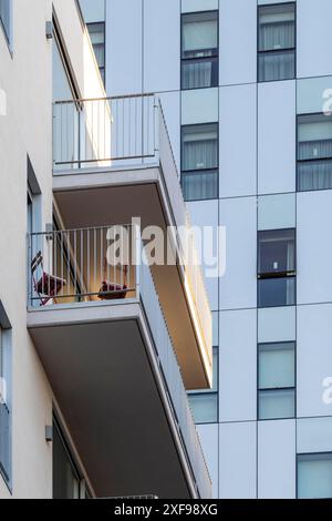 Nahaufnahme des Apartmenthauses mit mehreren Balkonen und Fenstern, Poblenou, Barcelona, Katalonien, Spanien Stockfoto