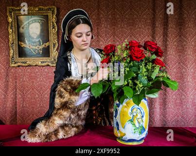 Hever Castle, Kent, Großbritannien. Juli 2024. Das Haus der Kindheit von Anne Boleyn - wohl die bezauberndste und berühmteste der sechs Ehefrauen Heinrichs VIII. - Enthüllte das Boleyn Apartment im ersten Stock des Schlosses, um Besuchern ein wirklich einzigartiges und immersives Erlebnis der Tudor-Geschichte zu bieten. Paul Quezada-Neiman/Alamy Live News Credit: Paul Quezada-Neiman/Alamy Live News Stockfoto