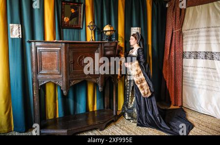 Hever Castle, Kent, Großbritannien. Juli 2024. Das Haus der Kindheit von Anne Boleyn - wohl die bezauberndste und berühmteste der sechs Ehefrauen Heinrichs VIII. - Enthüllte das Boleyn Apartment im ersten Stock des Schlosses, um Besuchern ein wirklich einzigartiges und immersives Erlebnis der Tudor-Geschichte zu bieten. Paul Quezada-Neiman/Alamy Live News Credit: Paul Quezada-Neiman/Alamy Live News Stockfoto