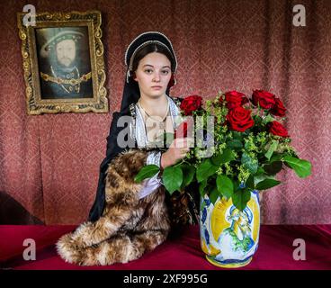 Hever Castle, Kent, Großbritannien. Juli 2024. Das Haus der Kindheit von Anne Boleyn - wohl die bezauberndste und berühmteste der sechs Ehefrauen Heinrichs VIII. - Enthüllte das Boleyn Apartment im ersten Stock des Schlosses, um Besuchern ein wirklich einzigartiges und immersives Erlebnis der Tudor-Geschichte zu bieten. Paul Quezada-Neiman/Alamy Live News Credit: Paul Quezada-Neiman/Alamy Live News Stockfoto