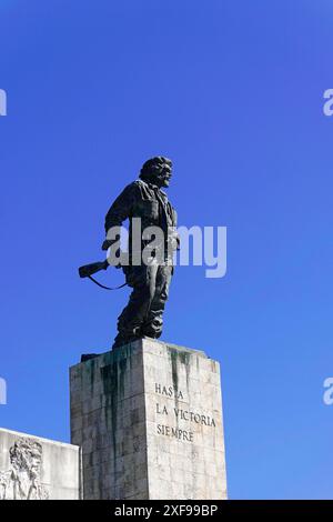 Monumentale Statue einer historischen Figur auf einem Sockel (Denkmal del Ernesto Che Guevara 6 Meter hohe Bronzestatue), Santa Clara, dagegen Stockfoto