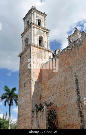 Kathedrale San Idelfonso am Plaza Mayor, Merida, Yucatan, Mexiko, Zentralamerika, hoher Kirchturm aus Stein im Gegensatz zum Himmel mit Stockfoto