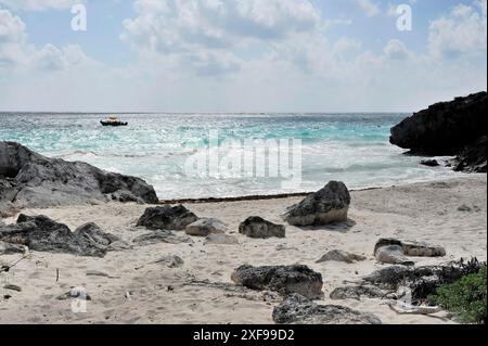 Maya-Stätten von Tulum, 1200-1524, Tulum, Quintana Roo, Mexiko, Mittelamerika, Ein abgeschiedener Strand mit Felsen, Wellen des Meeres treffen auf den weißen Sand Stockfoto