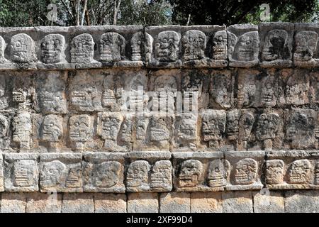 Chichen Itza, UNESCO-Weltkulturerbe, Mexiko, Merida, Yucatan, Zentralamerika, Steinmauer in Chichen Itza mit zahlreichen geschnitzten Schädeln und Stockfoto