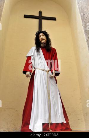 Kathedrale San Idelfonso am Plaza Mayor, Merida, Yucatan, Mexiko, Zentralamerika, eine Statue Jesu in einem rot-weißen Gewand steht vor einem Stockfoto