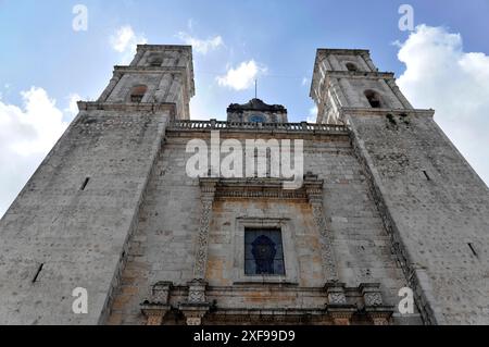 Kathedrale San Idelfonso am Plaza Mayor, Merida, Yucatan, Mexiko, Zentralamerika, Fassade einer historischen Kirche mit zwei Türmen, die sich gegen den erheben Stockfoto