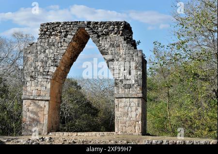 El Palacio, Palast von Kabah, Kabah, Yucatan, Mexiko, Mittelamerika, altes Tor aus Stein mit einem Bogen in einer natürlichen Umgebung mit Bäumen und Himmel Stockfoto