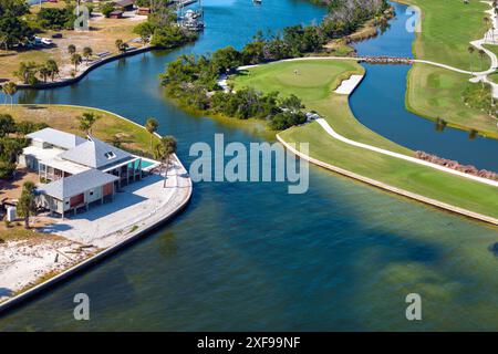 Teure Wohnhäuser in der kleinen Inselstadt Boca Grande auf Gasparilla Island im Südwesten Floridas. Amerikanische Traumhäuser als Beispiel für echte Stockfoto