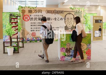 Ausstellung in der Industrie- und Handelskammer von Tokio über den neuen Eiichi Shibusawa 10.000-Yen-Schein. Es gibt Themen, auf denen man Wünsche schreiben kann. Stockfoto