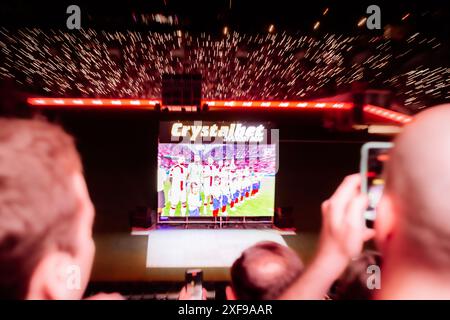 Tiflis, Georgien - 20. juni 2024: Spiel Georgien - Spanien bei der EM 2024. Georgische Unterstützer in Tribünen. Crystalbet-Wetten-Organ Stockfoto