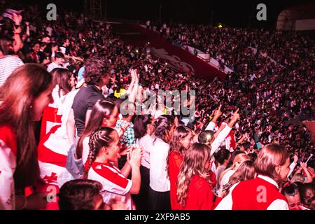 Tiflis, Georgien - 20. juni 2024: tribune mit Fußballfans beim Fußballspiel Georgien - Spanien. Fans der Nationalmannschaft Georgiens und der Nationalmannschaft Stockfoto