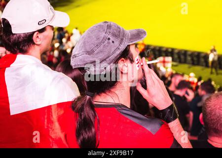 Tiflis, Georgien - 20. juni 2024: georgianische Fans rauchen beim Fussball.l Georgien - Spanien. Die Fans der Georgia Country Football-Nationalmannschaft sitzen Stockfoto