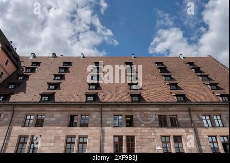 Dormer Fenster auf der historischen Mauthalle, erbaut 1498-1502, ehemaliger Speicher, Hallplatz 2, Nürnberg, Mittelfranken, Bayern, Deutschland Stockfoto