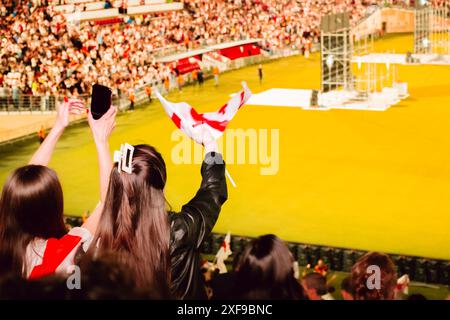 Tiflis, Georgien - 20. juni 2024: georgische Unterstützerinnen schwenken georgische Fahnen. Georgien - Spanien. Fans der Georgia Country Football-Nationalmannschaft Stockfoto