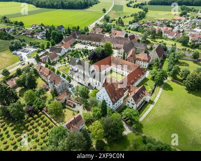 Aus der Vogelperspektive auf das Dorf Heiligkreuztal mit dem Dom und dem ehemaligen Zisterzienserkloster, Bezirk Biberach, Oberschwaben Stockfoto