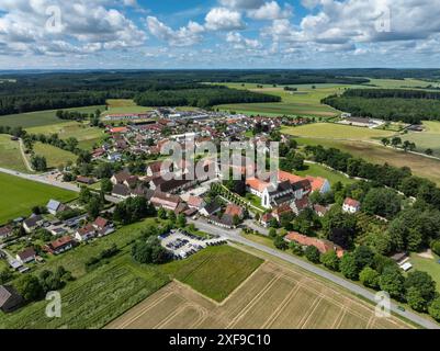 Aus der Vogelperspektive auf das Dorf Heiligkreuztal mit dem Dom und dem ehemaligen Zisterzienserkloster, Bezirk Biberach, Oberschwaben Stockfoto