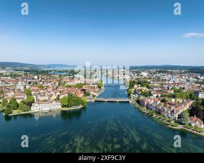 Luftaufnahme des Bodensees und des Seerheins, auch Rheintrichter mit der Stadt Konstanz und der alten Rheinbrücke, wo der Rhein offiziell ist Stockfoto