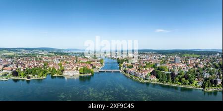 Luftaufnahme des Bodensees und des Seerheins, auch Rheintrichter mit der Stadt Konstanz und der alten Rheinbrücke, wo der Rhein offiziell ist Stockfoto