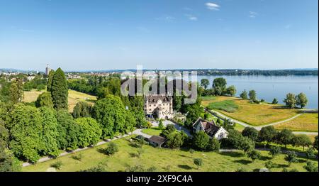 Luftsicht, Panorama auf Schloss Seeburg mit integriertem Catering- und Eventlocation im Seeburgpark am Schweizer Bodenseeufer, auf dem Stockfoto