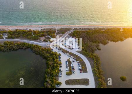 Parkplatz am Florida Blind Pass Beach auf Manasota Key, USA. Parkplatz für Fahrzeuge mit Autos, die auf dem Parkplatz am Meer geparkt sind. Sommerurlaub an Stockfoto