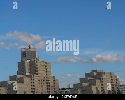 Moderne Wolkenkratzer vor einem blauen bewölkten Himmel, scheveningen, niederlande Stockfoto
