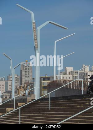 Häuser und moderne Laternen entlang einer Treppe in einer urbanen Umgebung vor klarem Himmel, scheveningen, niederlande Stockfoto