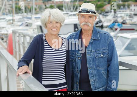 Glückliche ältere Erwachsene Paare Touristen nächste Kreuzfahrt Schiffe Stockfoto