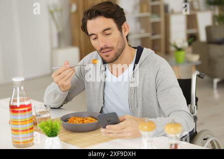 Behinderte im Rollstuhl zusammen - Mann paar kochen Stockfoto