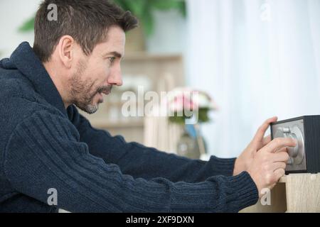 Ein Mann hört Radio Stockfoto