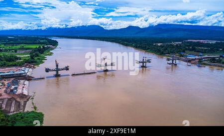 Aus der Vogelperspektive auf die Baustelle der Brücke über den Mekong. Bau einer neuen Thai-Lao-Freundschaftsbrücke in der Provinz Bueng Kan, Thai Stockfoto