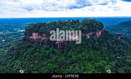 Phu Thok oder Wat Chetiyakhiri, wunderschöne Berglandschaft mit felsigen Klippen und Holzbrücken auf hohen Klippen, Provinz Bueng Kan, Thailand. Stockfoto