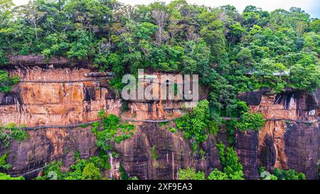 Phu Thok oder Wat Chetiyakhiri, wunderschöne Berglandschaft mit felsigen Klippen und Holzbrücken auf hohen Klippen, Provinz Bueng Kan, Thailand. Stockfoto