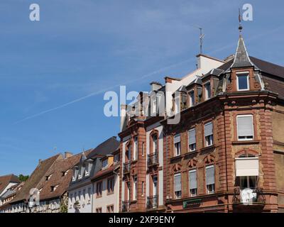 Apartmentblöcke im alten Stil mit Fliesendächern und Fachwerkhäusern unter einem klaren blauen Himmel, wissembourg, frankreich Stockfoto