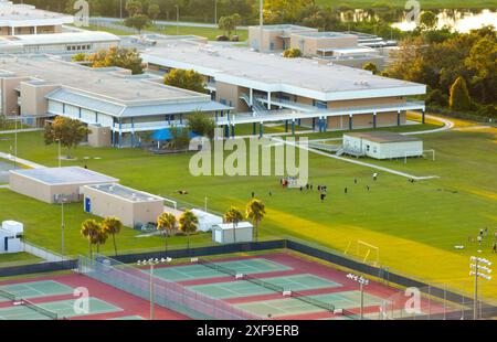 Schulkinder spielen American Football im Campus-Stadion im Sportpark. Stockfoto