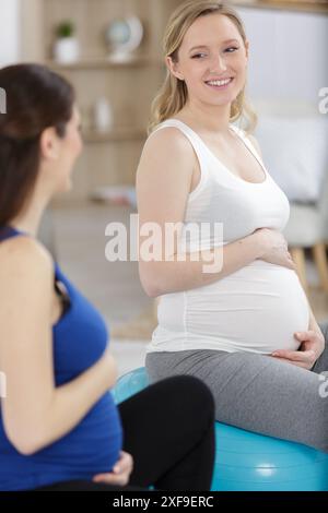 Zwei schwangere Frauen beim Training mit einem Fitnessball Stockfoto