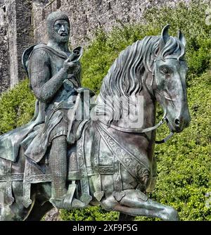 Statue von William Marshal 1147 - 1219 1. Earl of Pembroke eine anglo-normamische Ritterskulptur von Harriet Addyman vor Pembroke Castle, Pembroke, Großbritannien Stockfoto