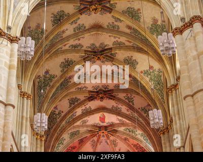 Das Innere einer Kirche mit kunstvollen Fresken an der gewölbten Decke und dekorativen gotischen Elementen, trier, deutschland Stockfoto