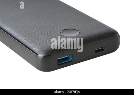 Schwarze Powerbank mit usb-Anschluss und usb-C-Anschluss auf weißem Hintergrund Stockfoto