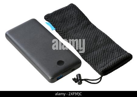 Schwarze Powerbank mit usb-Anschluss und usb-C-Anschluss auf weißem Hintergrund Stockfoto