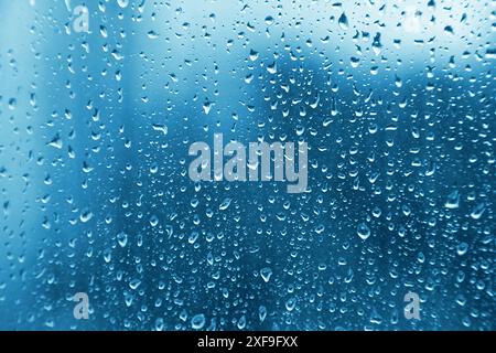 Textur von Wassertropfen auf Glas Stockfoto