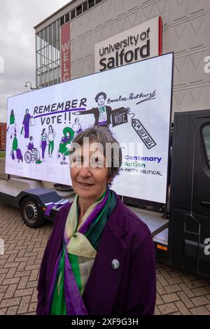 Professor Helen Pankhurst, Urenkelin von Emmeline Pankhurst und Enkelin von Sylvia Pankhurst. Anlässlich des Jahrestages des EQUAL Franchise Act 1928 erinnert die Centenary Action die Menschen daran, dass es Taten und keine Worte sind, wenn es um die Abstimmung bei den Parlamentswahlen am Donnerstag geht. Im Rahmen der #SheVotes24-Kampagne „Centenary Action“ dringt die parteilose Koalition darauf, Frauen in den Mittelpunkt der politischen Entscheidungsfindung zu rücken. Neue Umfragen der Koalition ergeben, dass 11 % der Frauen noch nicht entscheiden müssen, wer sie wählen sollen, und 35 % der Frauen sagen, dass die Parteien sich nicht um ihre Stimme kümmern. Stockfoto