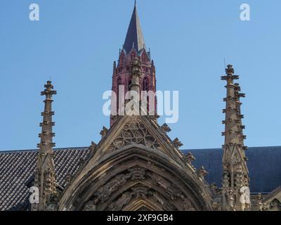 Nahaufnahme eines gotischen Kirchturms und Verzierungen am blauen Himmel, maastricht, niederlande Stockfoto