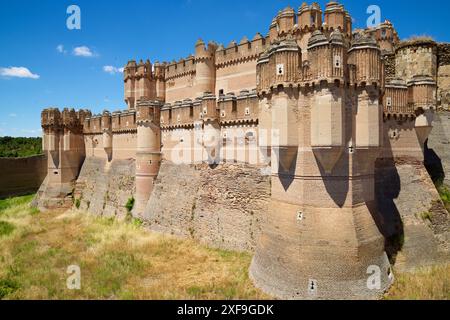 Außenansicht der Ziegelburg Mudejar Coca, Provinz Segovia, Castilla Leon in Spanien. Stockfoto