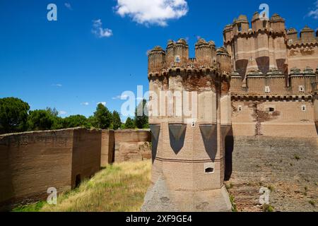 Außenansicht der Ziegelburg Mudejar Coca, Provinz Segovia, Castilla Leon in Spanien. Stockfoto