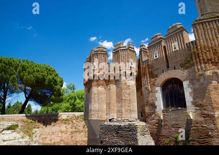 Außenansicht der Ziegelburg Mudejar Coca, Provinz Segovia, Castilla Leon in Spanien. Stockfoto