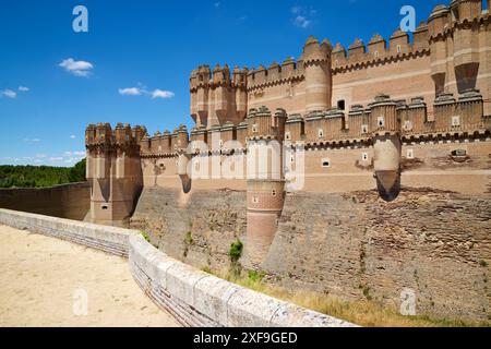 Außenansicht der Ziegelburg Mudejar Coca, Provinz Segovia, Castilla Leon in Spanien. Stockfoto