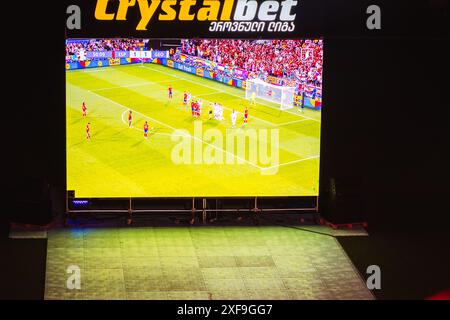 Tiflis, Georgien - 20. juni 2024: Fußballspiel Georgien - Spanien auf dem Bildschirm der großen Crystalbet-Sponsoren bei der EM 2024 Stockfoto