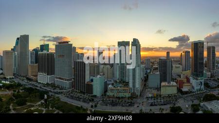 Blick von oben auf Wolkenkratzer und Stadtverkehr im Stadtviertel Miami Brickell in Florida, USA bei Sonnenuntergang. Amerikanische Megapolis mit Bu Stockfoto