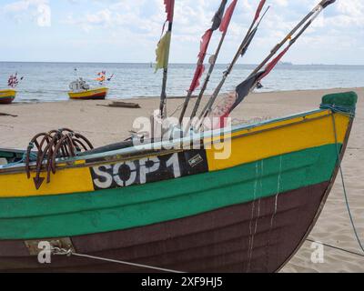 Bunte Fischerboote am Strand am Meer, sopot, ostsee, polen Stockfoto